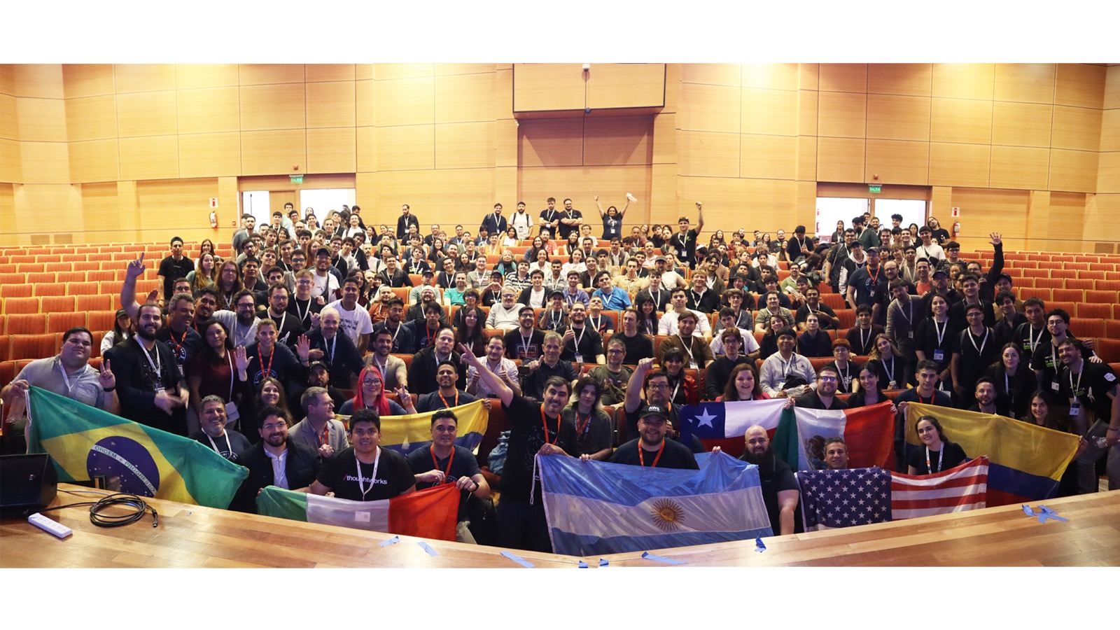 AWS Community Day 2025 - Foto grupal